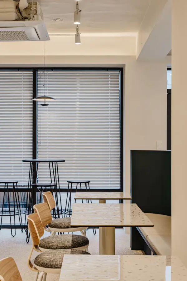 우드톤과 블랙 포인트가 조화로운 오피스 라운지